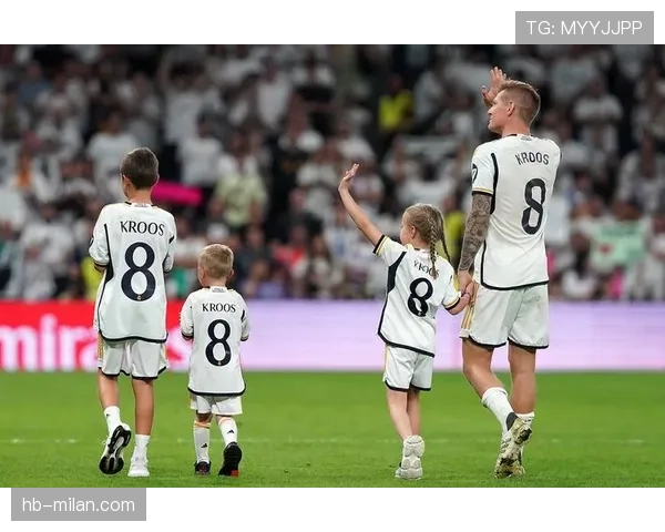 克罗斯连续关键战主导出球，回撤调度压制对手中场